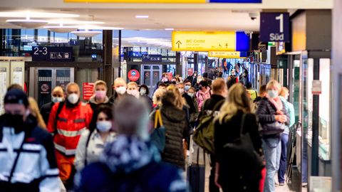 studie   pendler stehen 40 stunden im jahr im stau