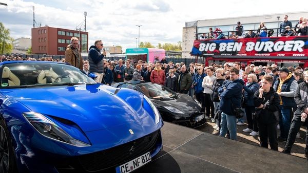 edle sportwagen und seltene oldtimer bei autofan-fest in hamburg