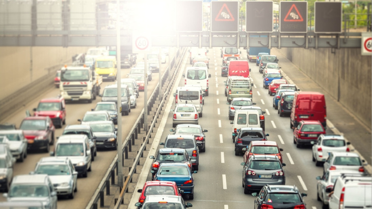 studie zum stau: dicker verkehr kostet pendler milliarden