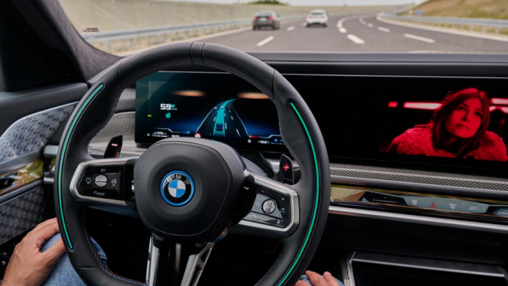 bmw vereint staupilot mit autobahnassistent