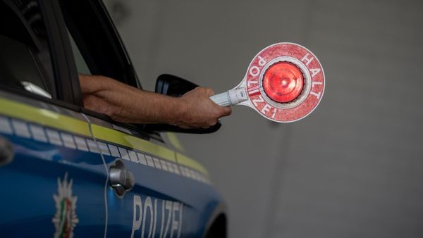 audi in der nacht mit über 100 km/h in oberhausen unterwegs