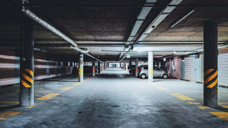 studie: viele parkhäuser von einsturz bedroht - wegen e-autos!