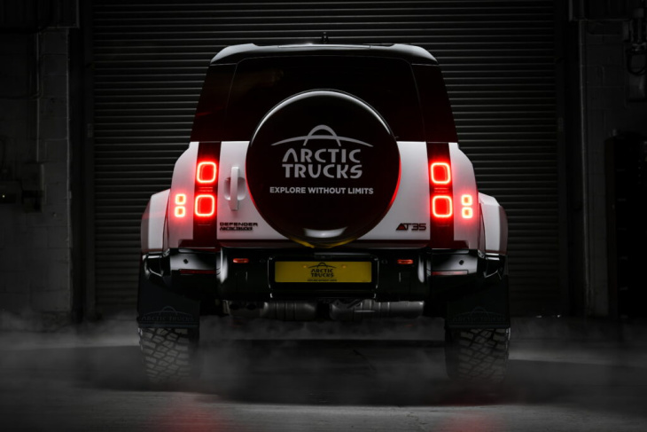 arctic trucks land rover defender at35 widebody auf xxl offroad-reifen!