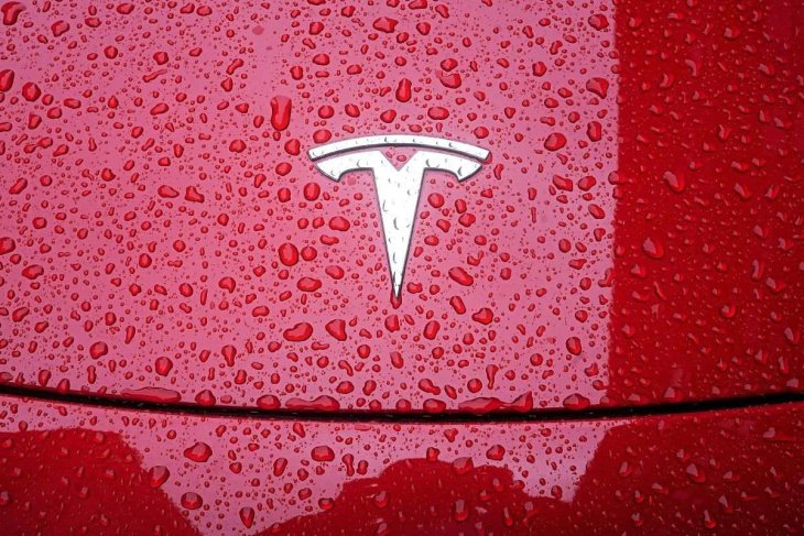 tesla ruft 1,8 millionen fahrzeuge zurück, weil sich die motorhaube während der fahrt öffnen kann