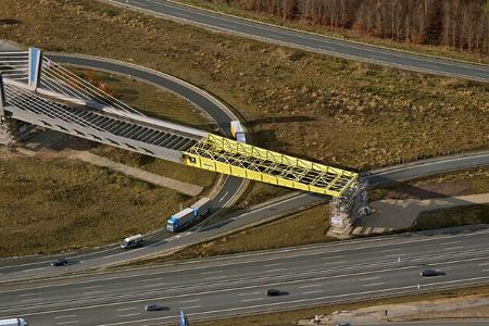hier „fliegen“ 9.000 tonnen über offene autobahn