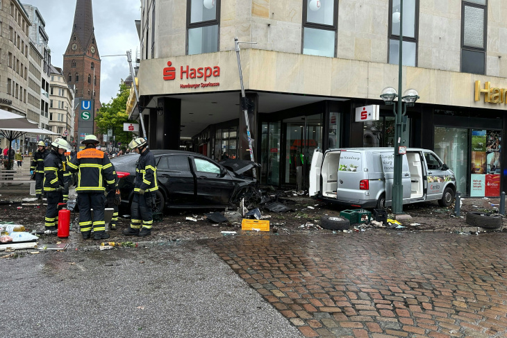 hamburg: schwarzer mercedes rast in sparkasse – vier verletzte