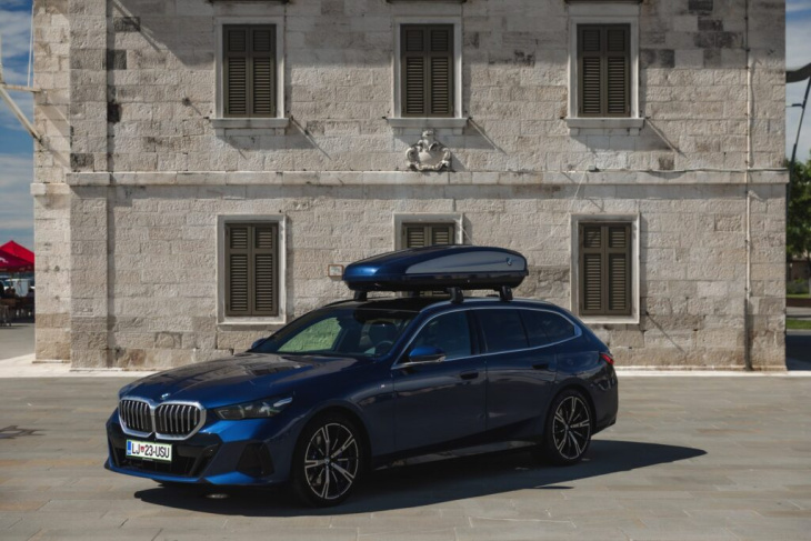 520 liter extra: bmw 5er touring g61 & dachbox in phytonic blue