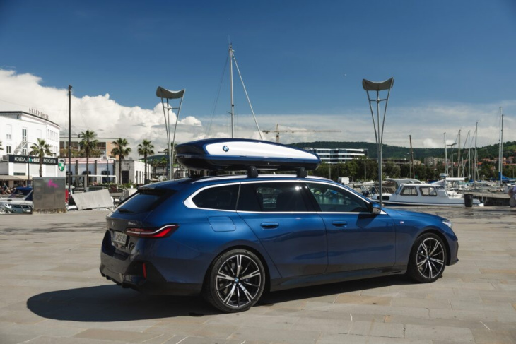 520 liter extra: bmw 5er touring g61 & dachbox in phytonic blue