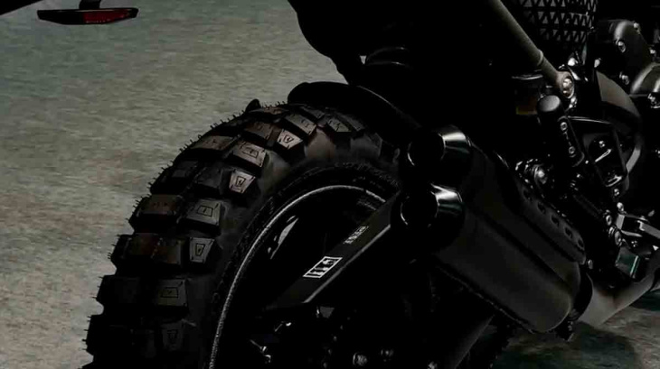 video: triumph präsentiert die anpassung der scrambler 400x mit komplett schwarzem look