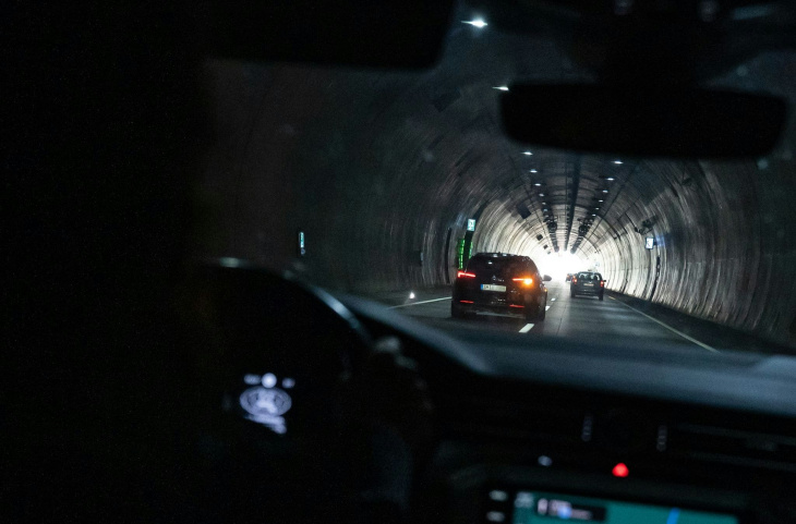 stau, unfall und feuer: wie verhalte ich mich bei gefahr im autotunnel richtig?