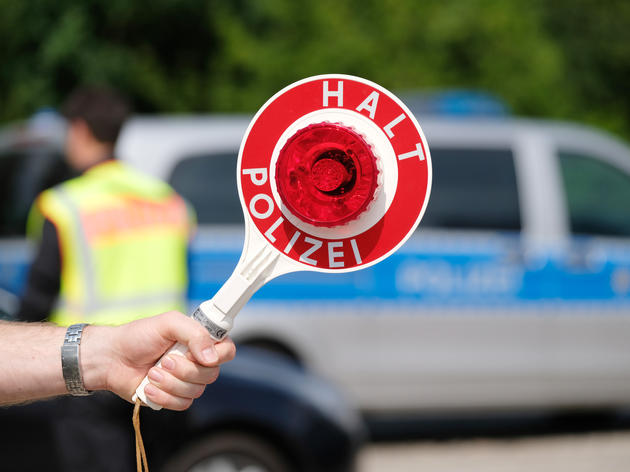 bußgeld-falle für autofahrer: mit lichthupe vor blitzer oder polizei warnen? das gilt