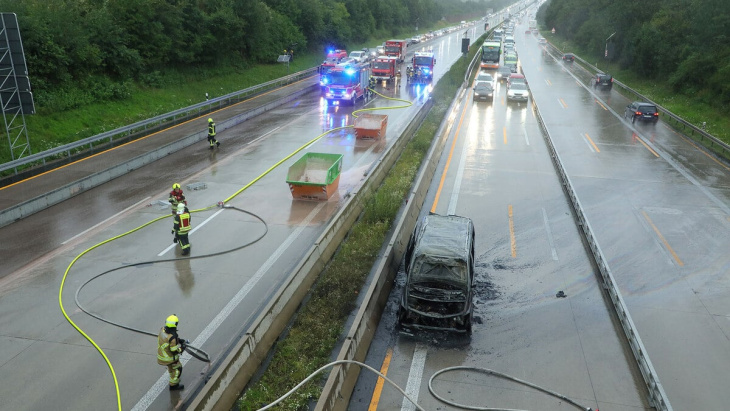 transporter brennt in baustelle auf der a4 aus