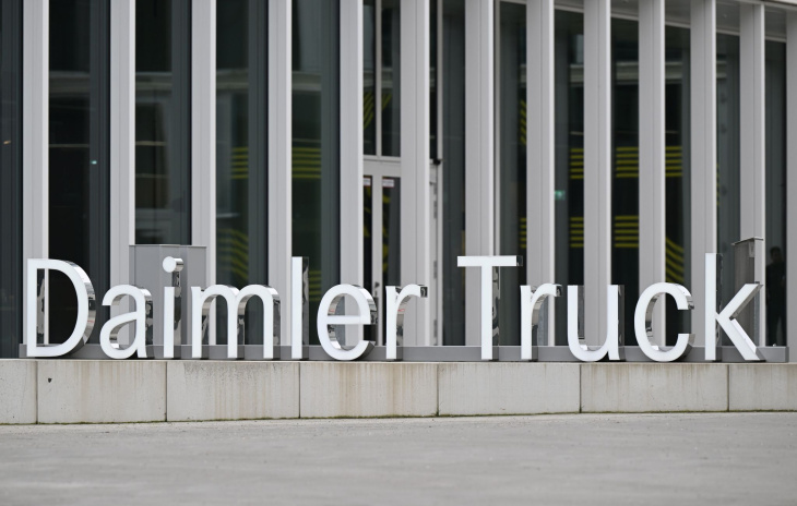 daimler truck fährt weiteren dämpfer bei absatz ein