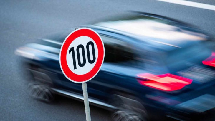 tempolimit wegen e-autos: 100 km/h sollen für alle reichen