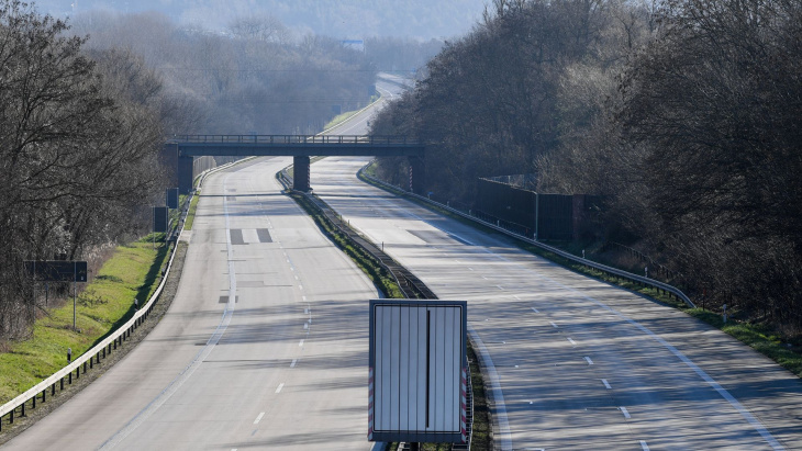 straßenverkehr: trotz rekordzahl an autos - studie belegt weniger verkehr auf deutschen straßen