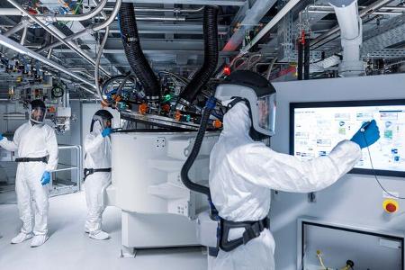 mercedes eröffnet campus für batteriezell-produktion