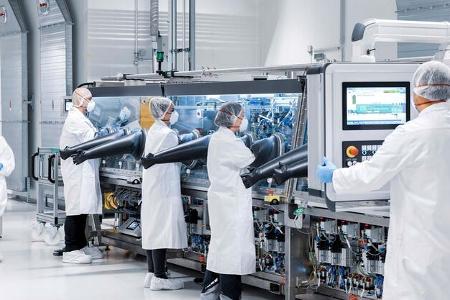 mercedes eröffnet campus für batteriezell-produktion