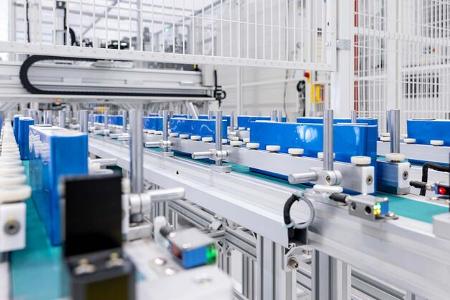 mercedes eröffnet campus für batteriezell-produktion