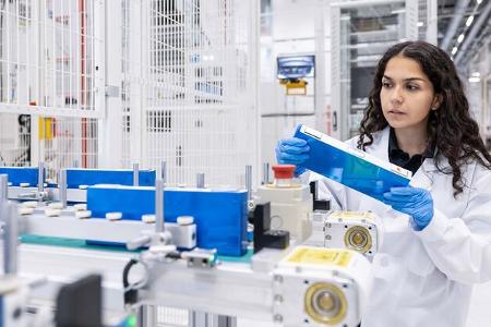 mercedes eröffnet campus für batteriezell-produktion