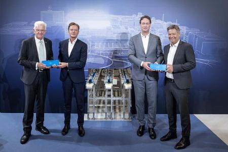 mercedes eröffnet campus für batteriezell-produktion