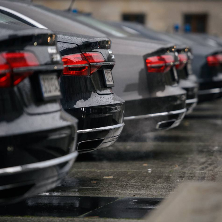 viele autos von politikern stoßen zu viel co2 aus