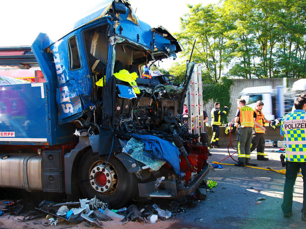 schwerer lkw-unfall legt autobahn-verkehr über stunden lahm – langer stau seit dem morgen