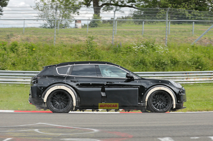 neuer vollelektrischer porsche cayenne bei testfahrten auf dem nürburgring gesichtet