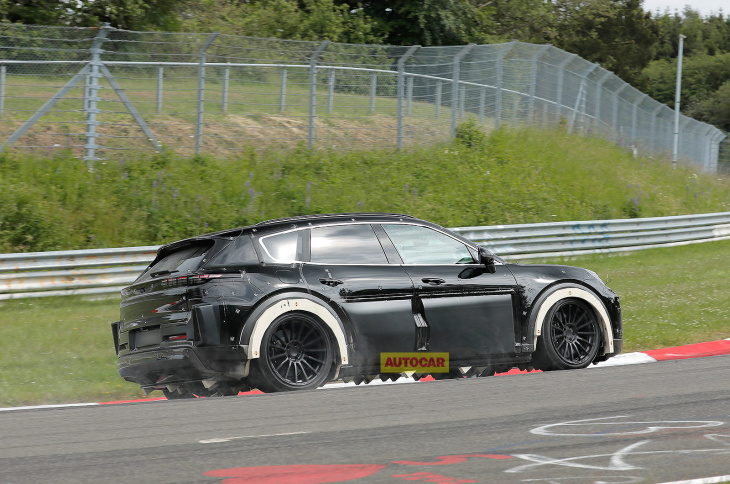 neuer vollelektrischer porsche cayenne bei testfahrten auf dem nürburgring gesichtet