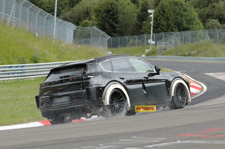 neuer vollelektrischer porsche cayenne bei testfahrten auf dem nürburgring gesichtet