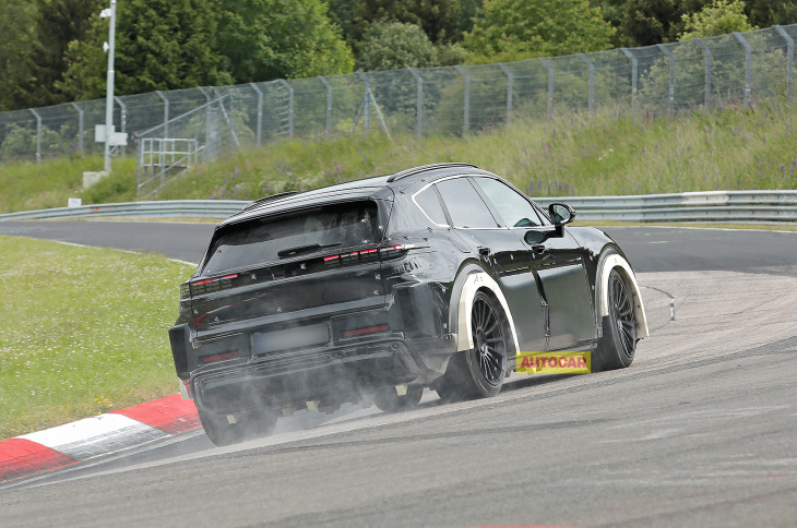 neuer vollelektrischer porsche cayenne bei testfahrten auf dem nürburgring gesichtet