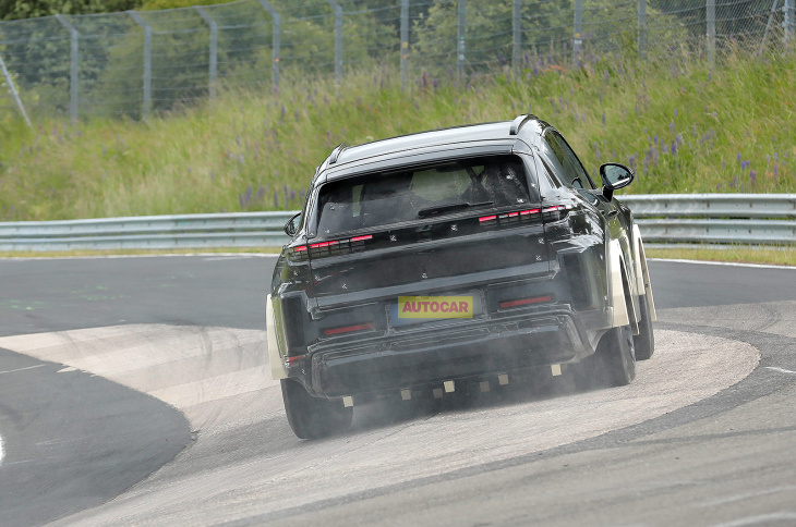 neuer vollelektrischer porsche cayenne bei testfahrten auf dem nürburgring gesichtet