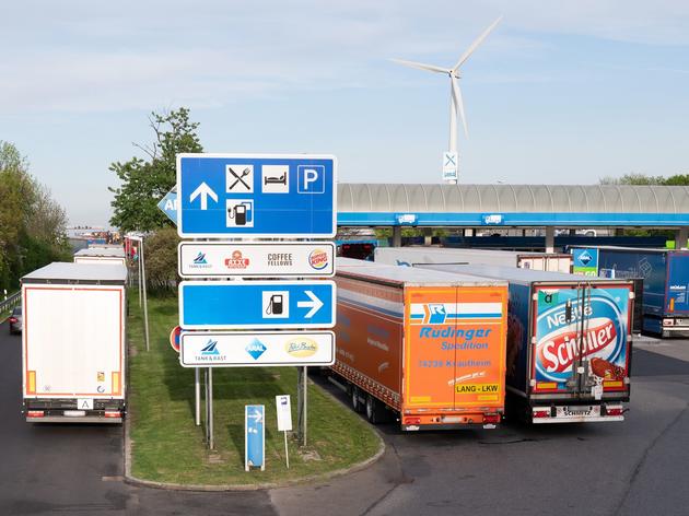 teure ruhezeit für zwei schwertransporter: eine woche lang müssen fahrer warten