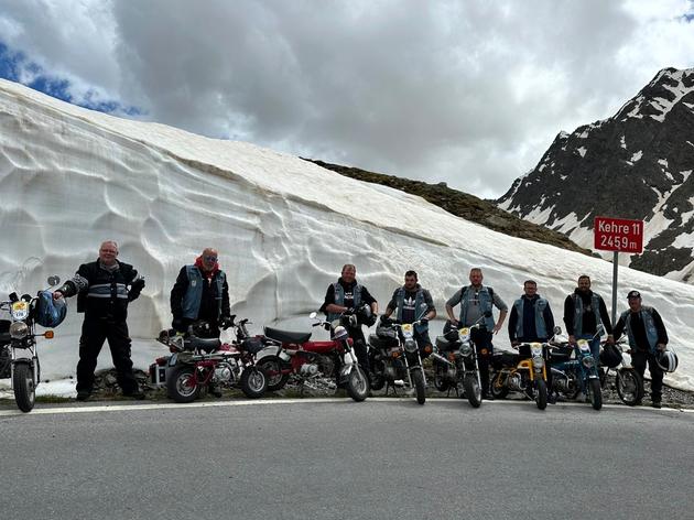 moped-freunde aus laisa: mit 50 kubik über die alpen