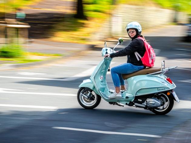 große reise auf zwei rädern: soesterin startet mit der vespa nach taizé