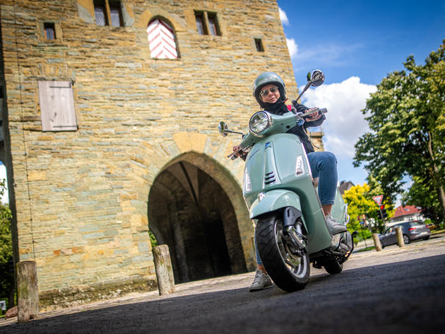 große reise auf zwei rädern: soesterin startet mit der vespa nach taizé