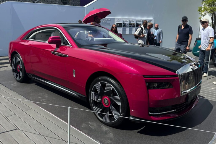 garantiert unübersehbar: rolls-royce spectre in peony pearl