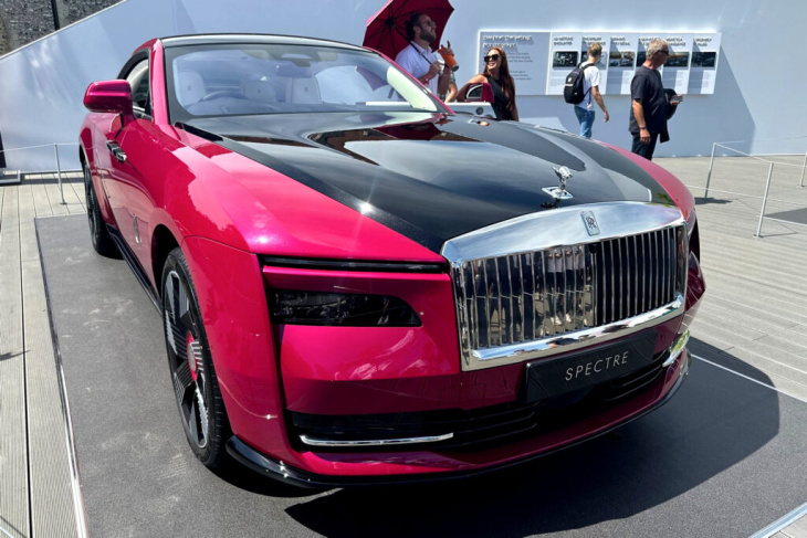 garantiert unübersehbar: rolls-royce spectre in peony pearl