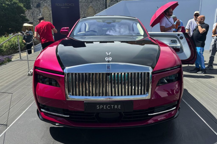 garantiert unübersehbar: rolls-royce spectre in peony pearl