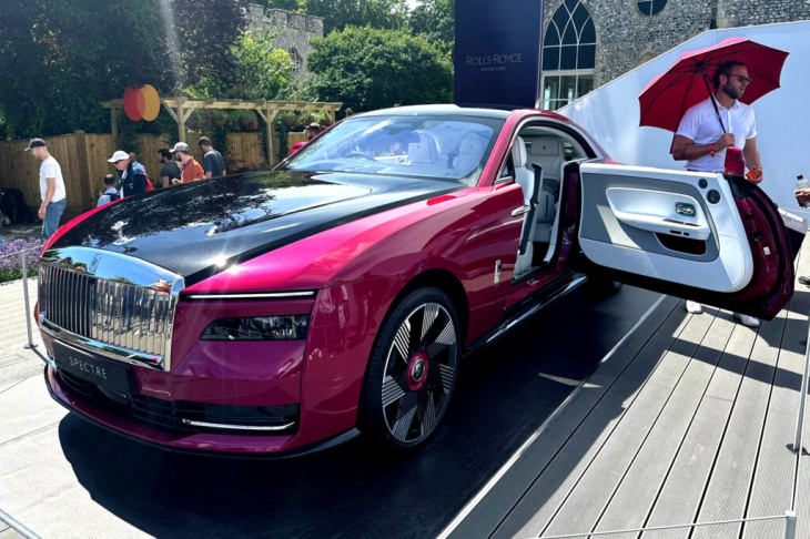 garantiert unübersehbar: rolls-royce spectre in peony pearl