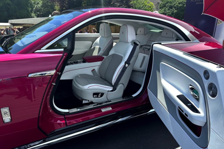 garantiert unübersehbar: rolls-royce spectre in peony pearl