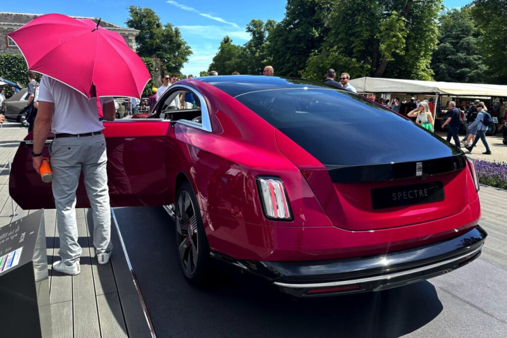 garantiert unübersehbar: rolls-royce spectre in peony pearl