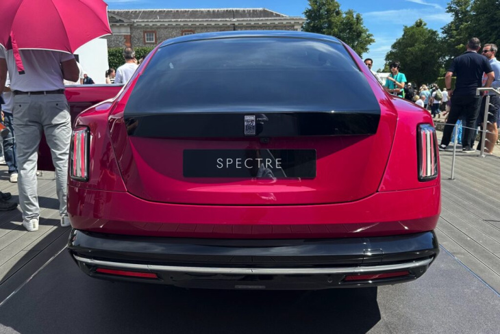 garantiert unübersehbar: rolls-royce spectre in peony pearl