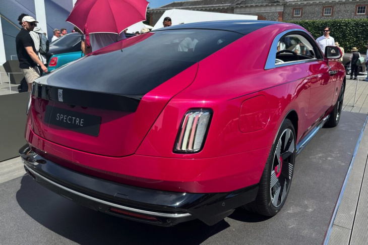 garantiert unübersehbar: rolls-royce spectre in peony pearl