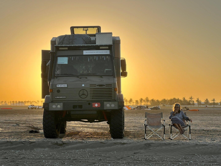 mit dem unimog um die welt: bei einer panne helfen wurstsemmeln