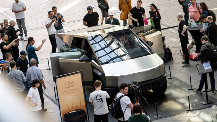 tesla-center in hamburg: aktivisten attackieren cybertruck mit farbe