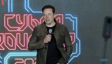 Aktuell: Tesla-Chef bestätigt Verschiebung für Robotaxi, reagiert auf Bericht zu Trump-Spende
