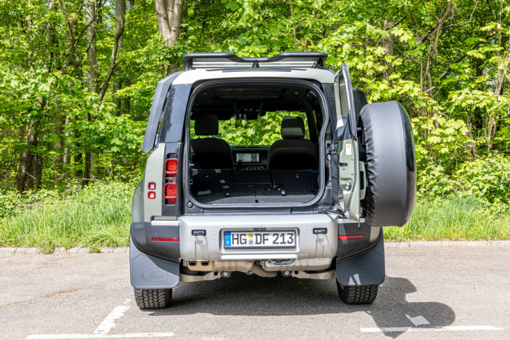 darf es etwas mehr sein? land rover defender im test