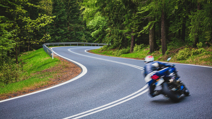 153 km/h gebrettert, dann war biker sein motorrad los