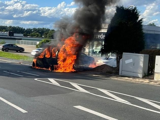 auto brennt lichterloh: feuerwehr verhindert übergreifen der flammen