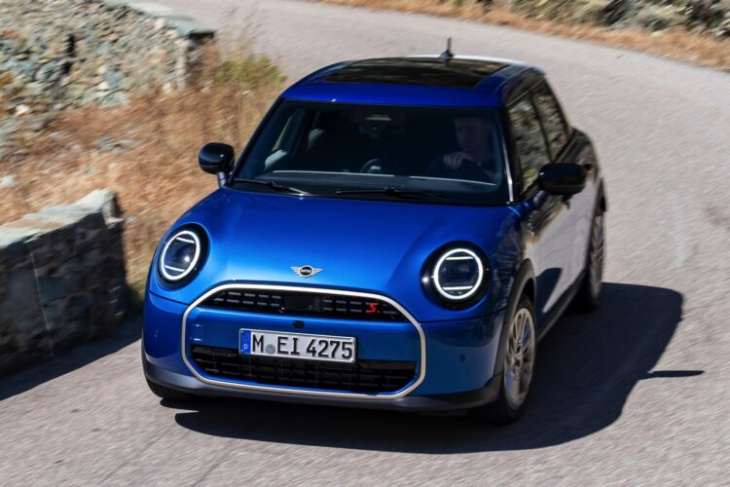 mini fünftürer f65: fotos zeigen cooper s in icy sunshine blue